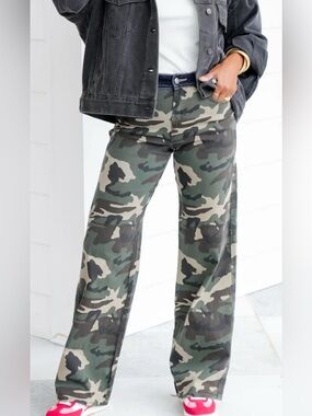 AWESOME NWT Risen Camo pants with denim trim. Super stretchy! Size 30 #obsessed